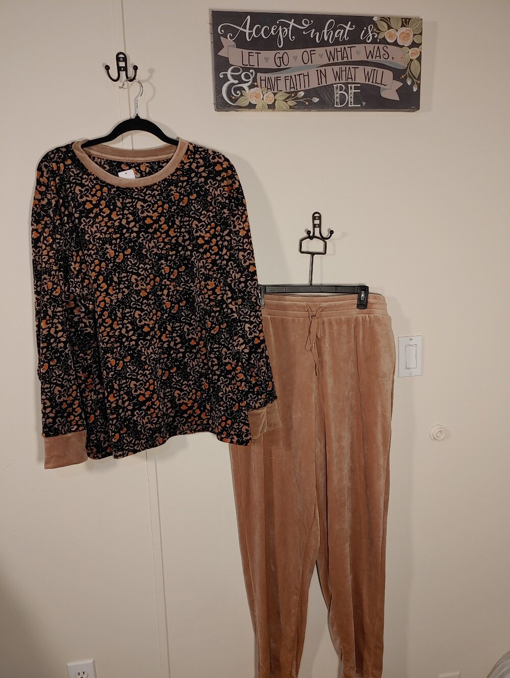 NWOT Gorgeous Large Tall Cuddl Duds Brown Floral Velour Pajama Set
